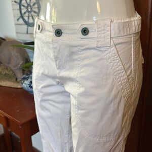 Guess Los Angeles size 2 white jeans, green accent Stylish White Pants w Button